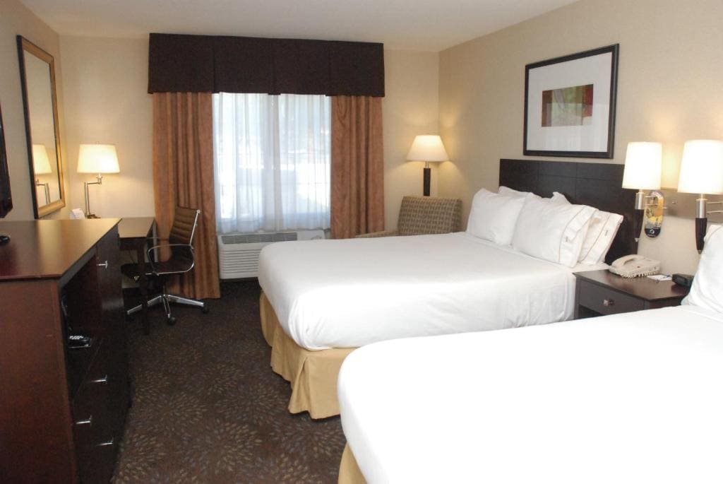 Queen Room with Two Queen Beds, Mobility Access and Bathtub with Grab Bars, Non-Smoking room - Image 3