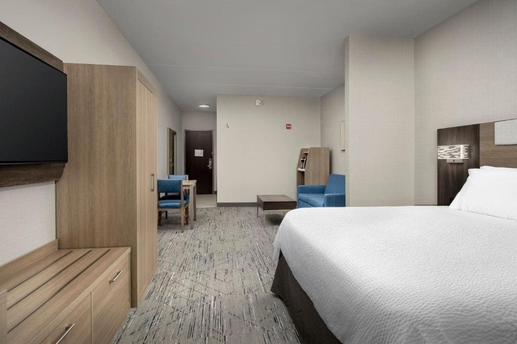 Suite - Mobility Access/Hearing Accessible room - Image 1