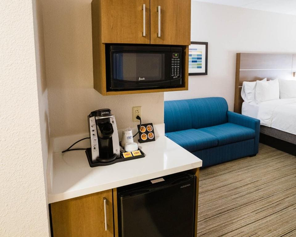 One-Bedroom Suite with Two Queen and One Sofa Bed room - Image 1
