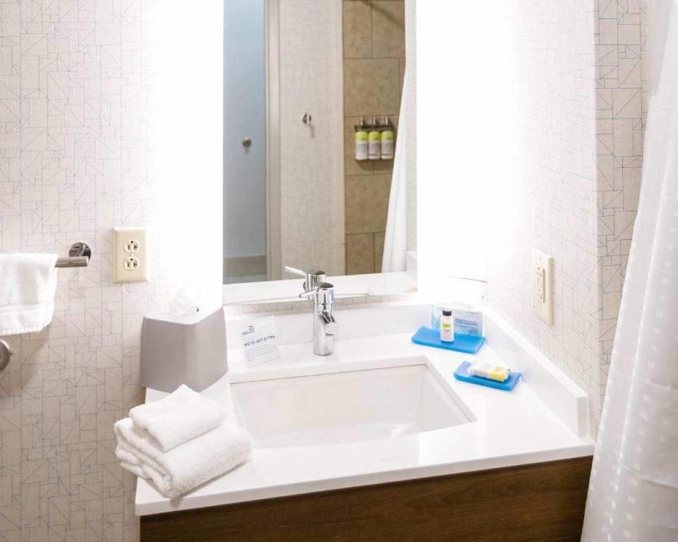 King Room with Roll in Shower - Hearing Accessible/Non-Smoking room - Image 3