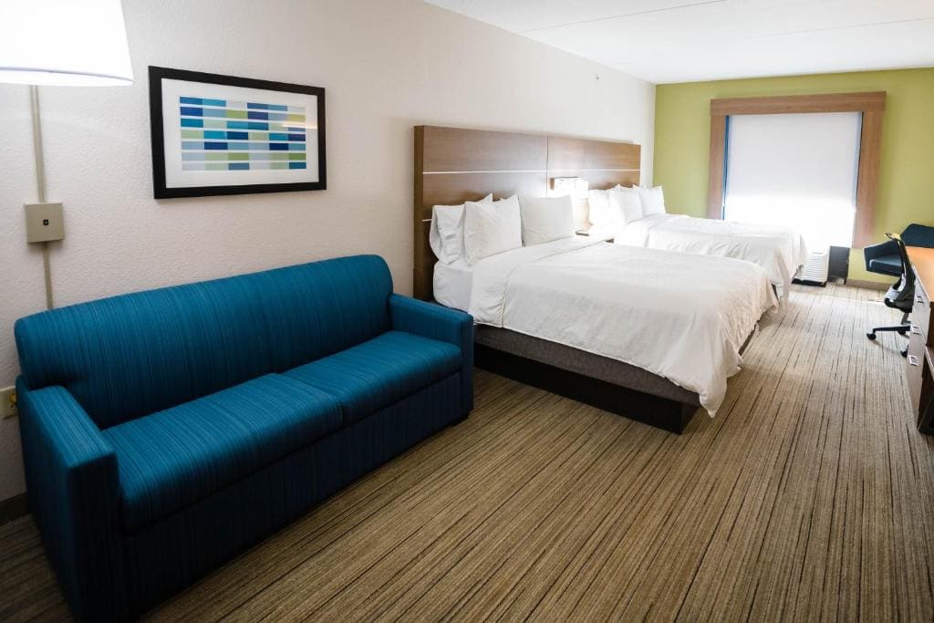 One-Bedroom Suite with Two Queen and One Sofa Bed room - Image 3