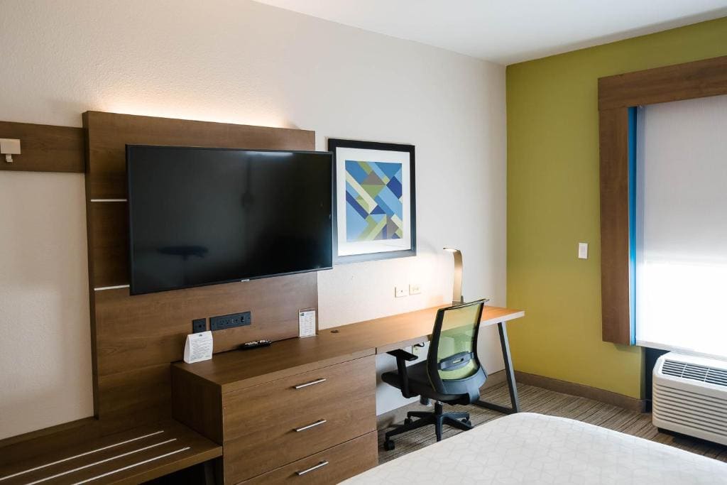 Standard Queen Room with Two Queen Beds and Tub - Mobility/Communications Accessible room - Image 1