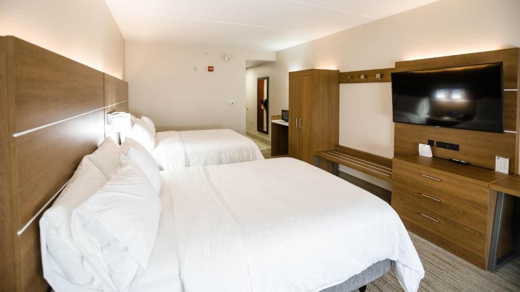 Standard Room with Two Queen Beds room - Image 3