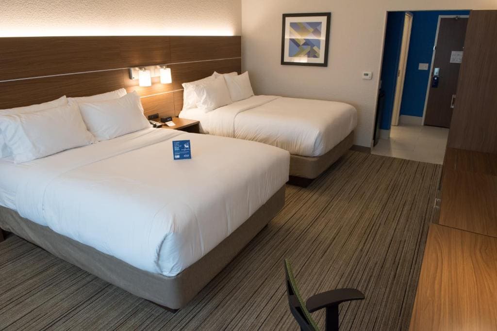 Standard Room with Two Queen Beds room - Image 2
