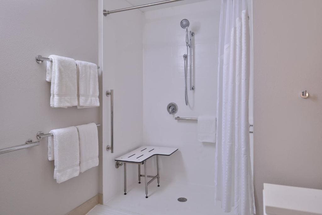 King Suite - Disability Access room - Image 1