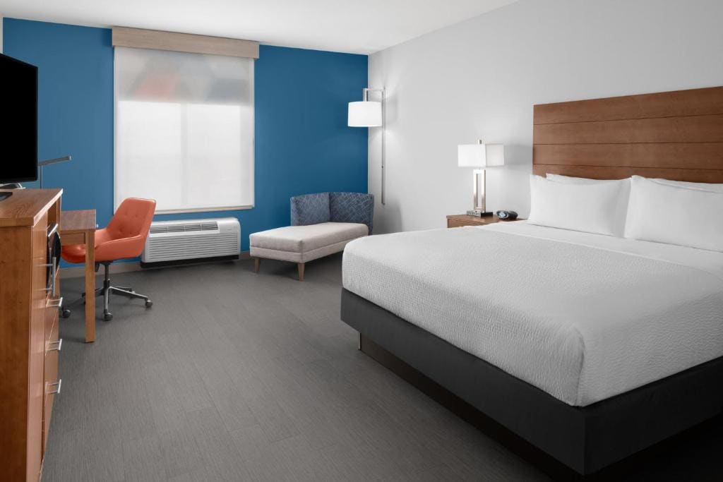 Standard King Room - Mobility Accessible room - Image 1