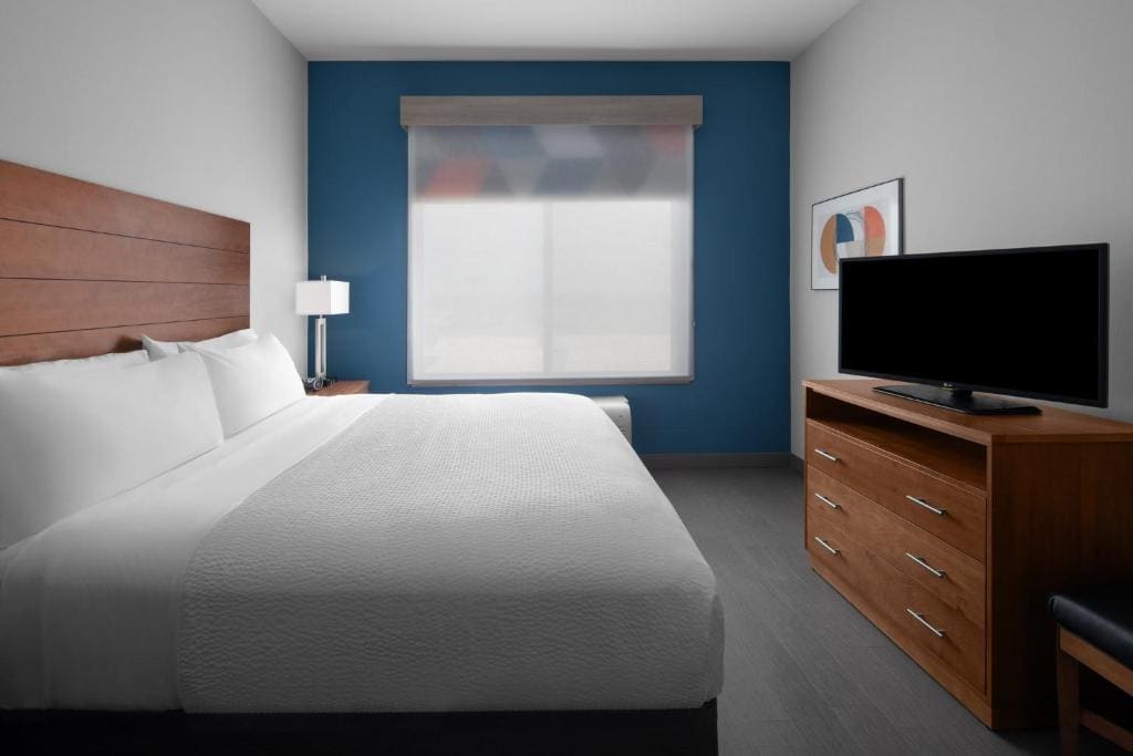 Standard King Room - Mobility Accessible room - Image 3