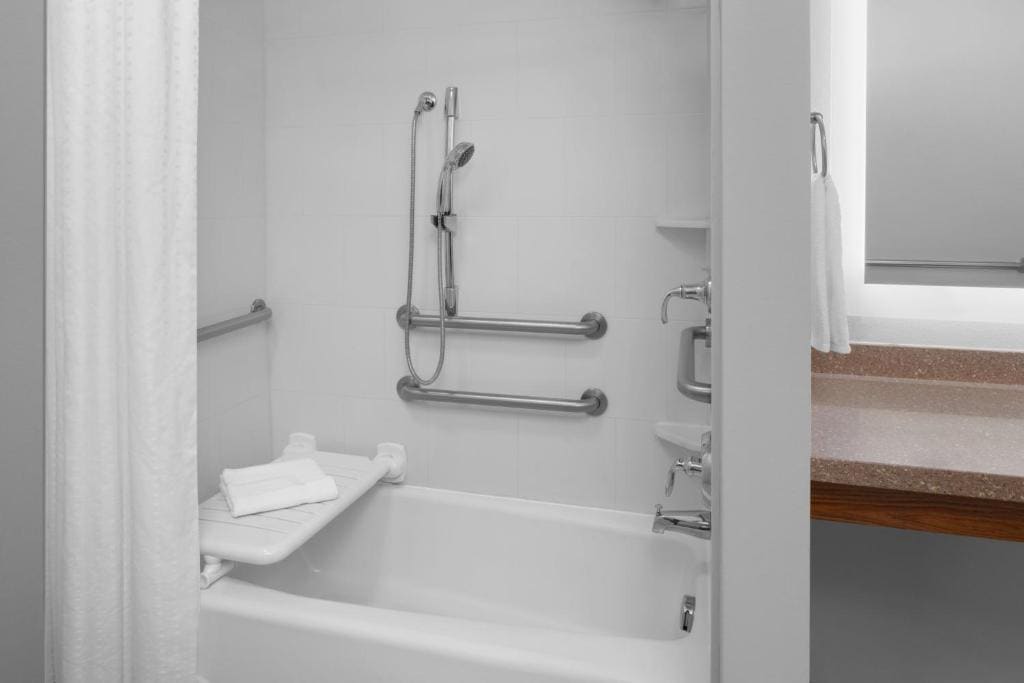 King Suite - Mobility Accessible room - Image 3