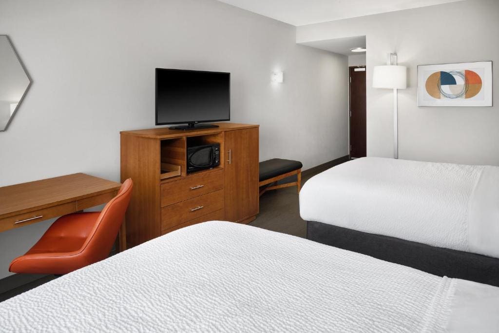 Standard Room with Two Queen Beds room - Image 2
