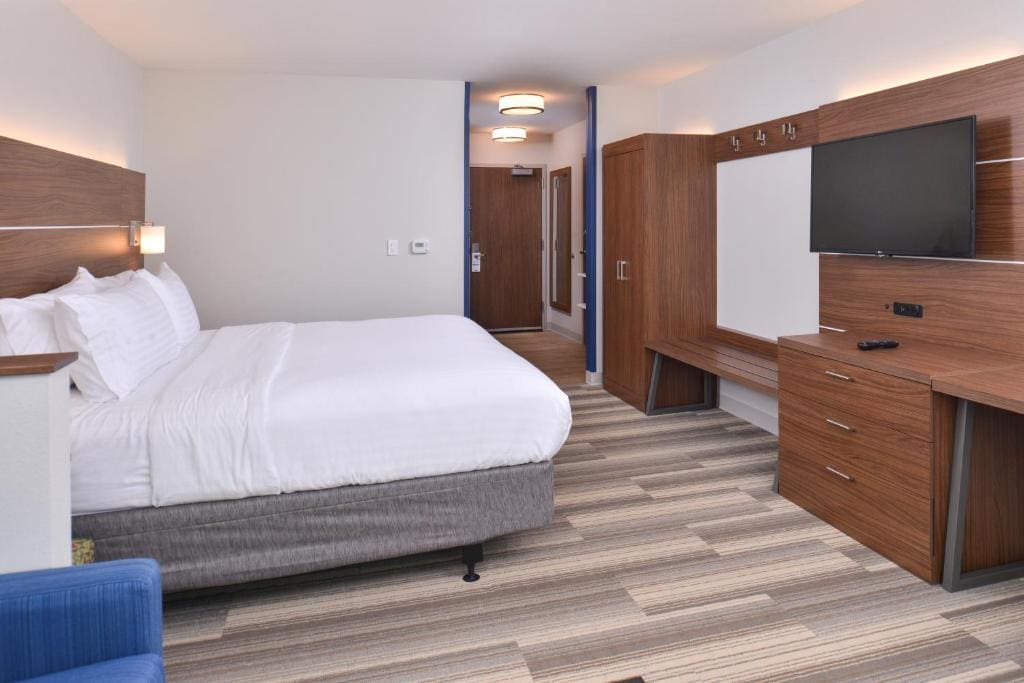 King Suite with Sofa Bed room - Image 1