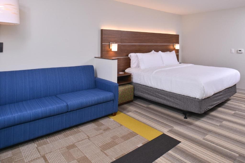 King Suite with Sofa Bed room - Image 2