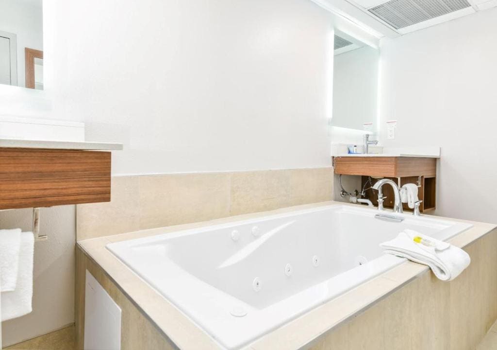 One-Bedroom King Suite room - Image 3