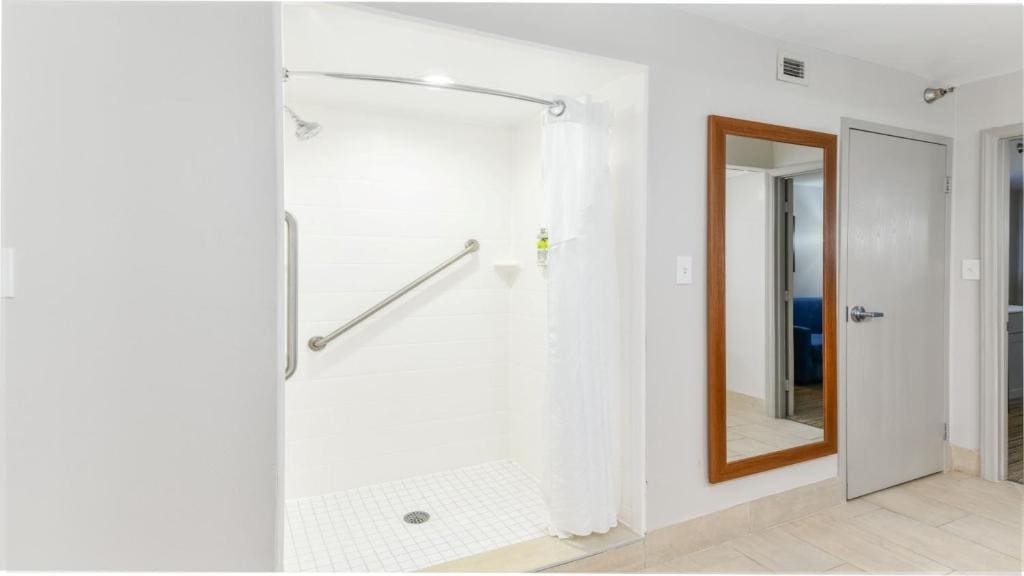 One-Bedroom King Suite room - Image 2