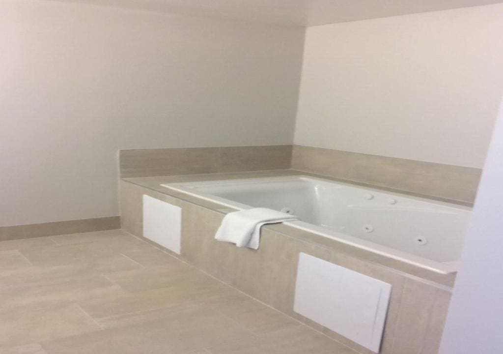 Deluxe King Suite room - Image 3