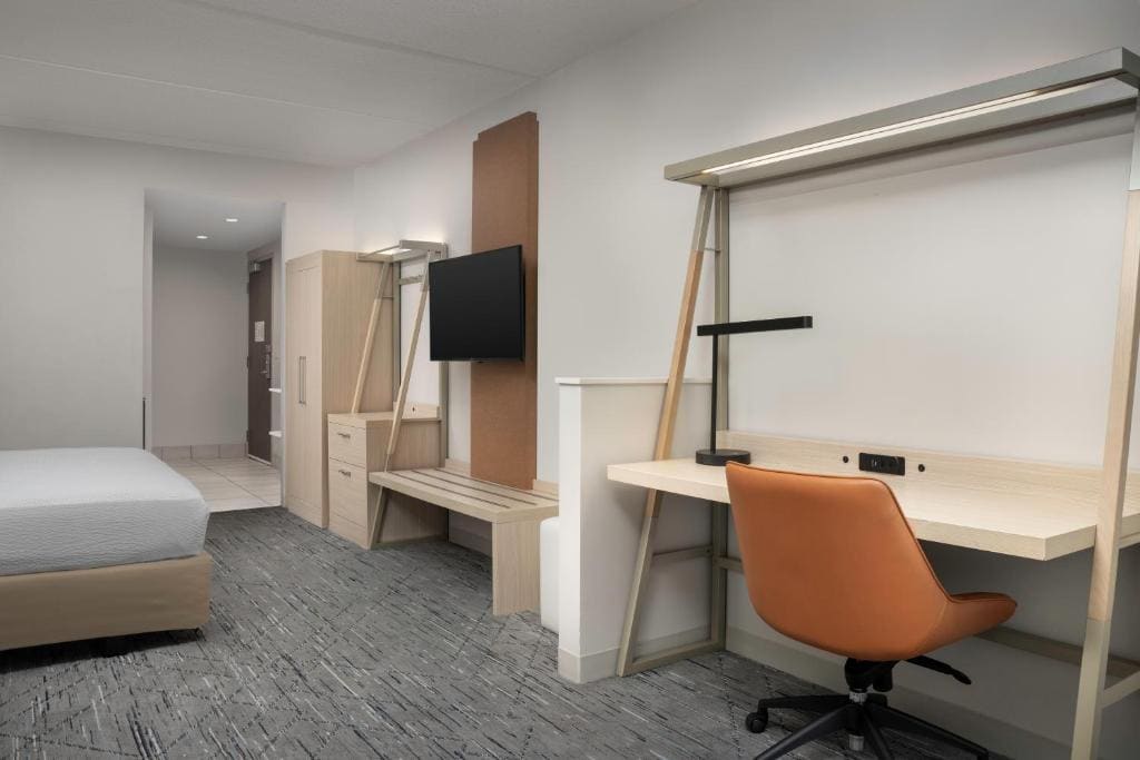 Standard King Room with Roll-In Shower - Communications Access room - Image 1