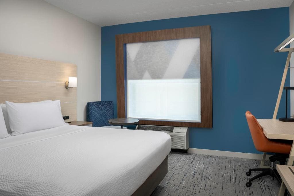Standard King Room with Roll-In Shower - Communications Access room - Image 2