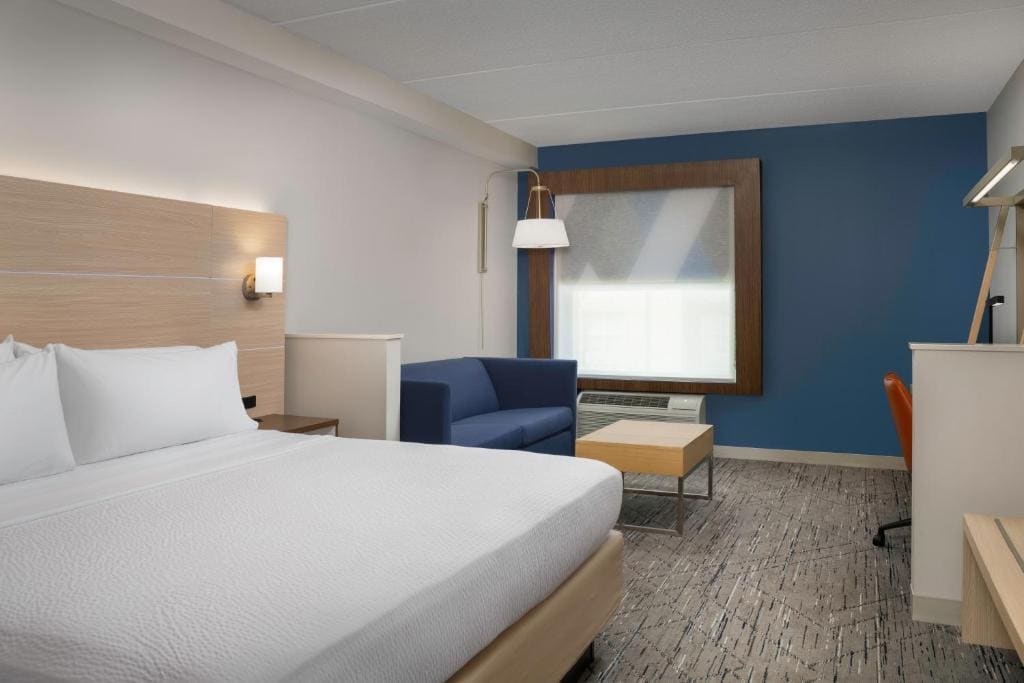 King Suite with Sofa Bed room - Image 1