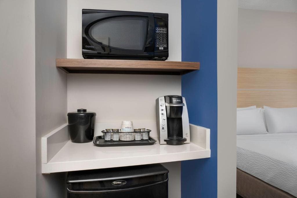 Standard King Room with Accessible Tub - Mobility Access room - Image 3