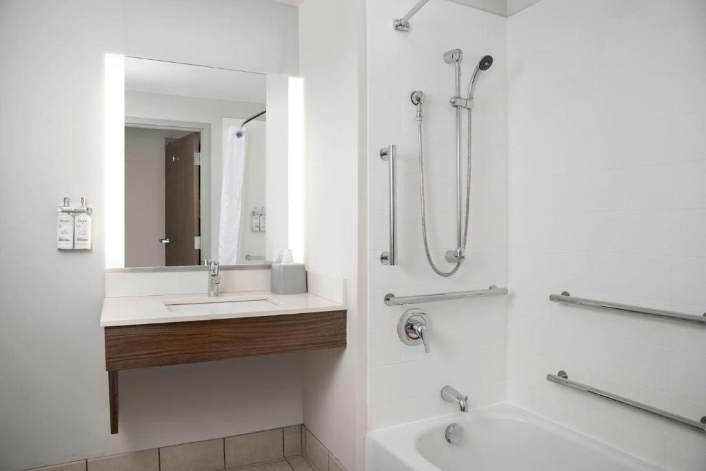 Standard King Room with Accessible Tub - Mobility Access room - Image 2
