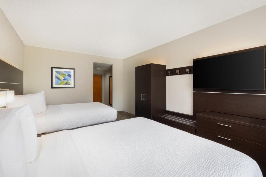 Standard Room with Two Queen Beds room - Image 2