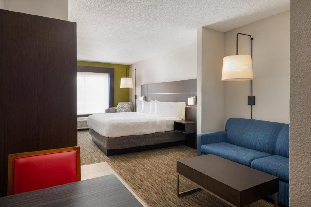 King Suite with Sofa Bed room - Image 2