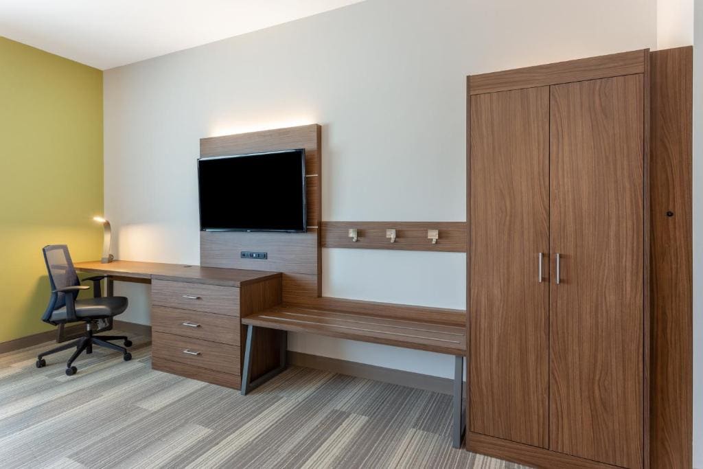 Standard Queen Room with Two Queen Beds room - Image 3