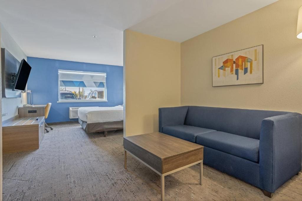King Suite with Sofa Bed room - Image 3
