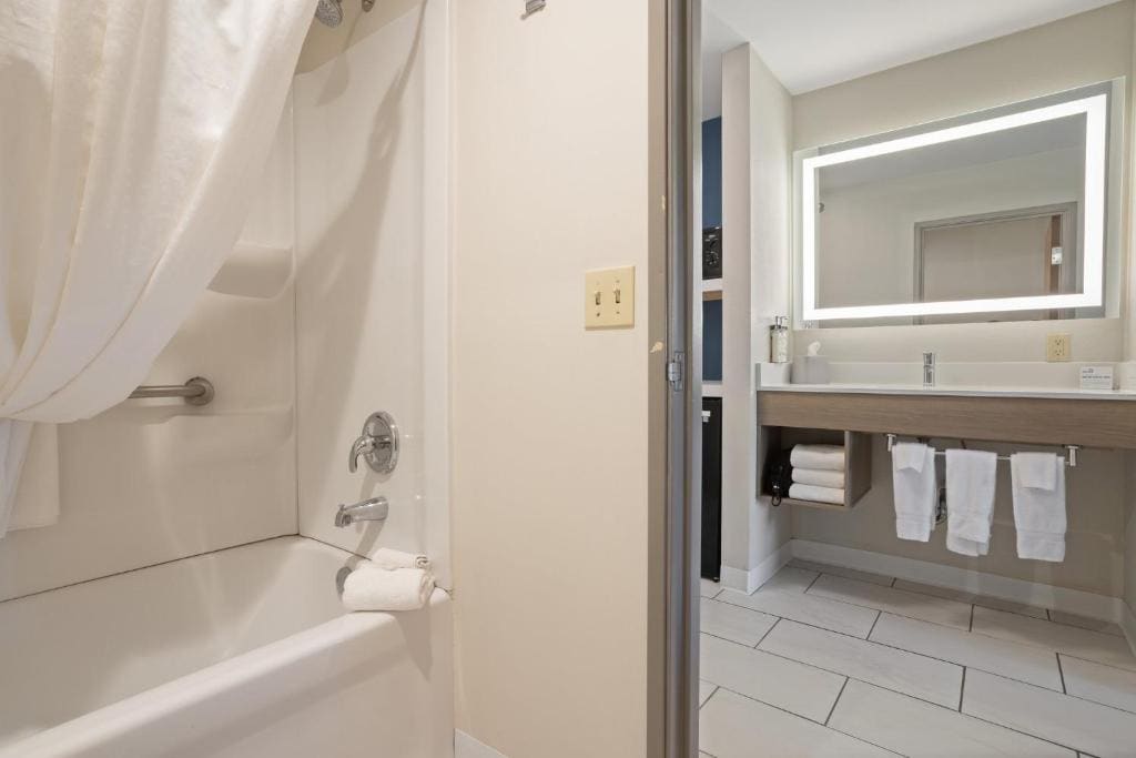 Standard Room with Two Queen Beds room - Image 1