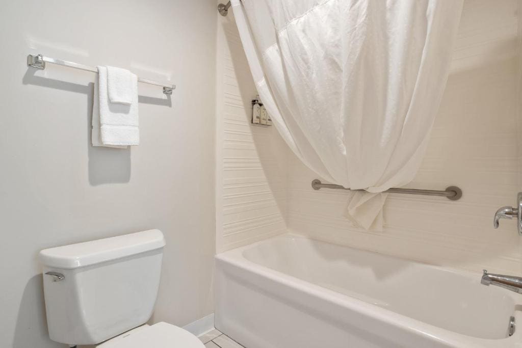 Standard Room with Two Queen Beds room - Image 2