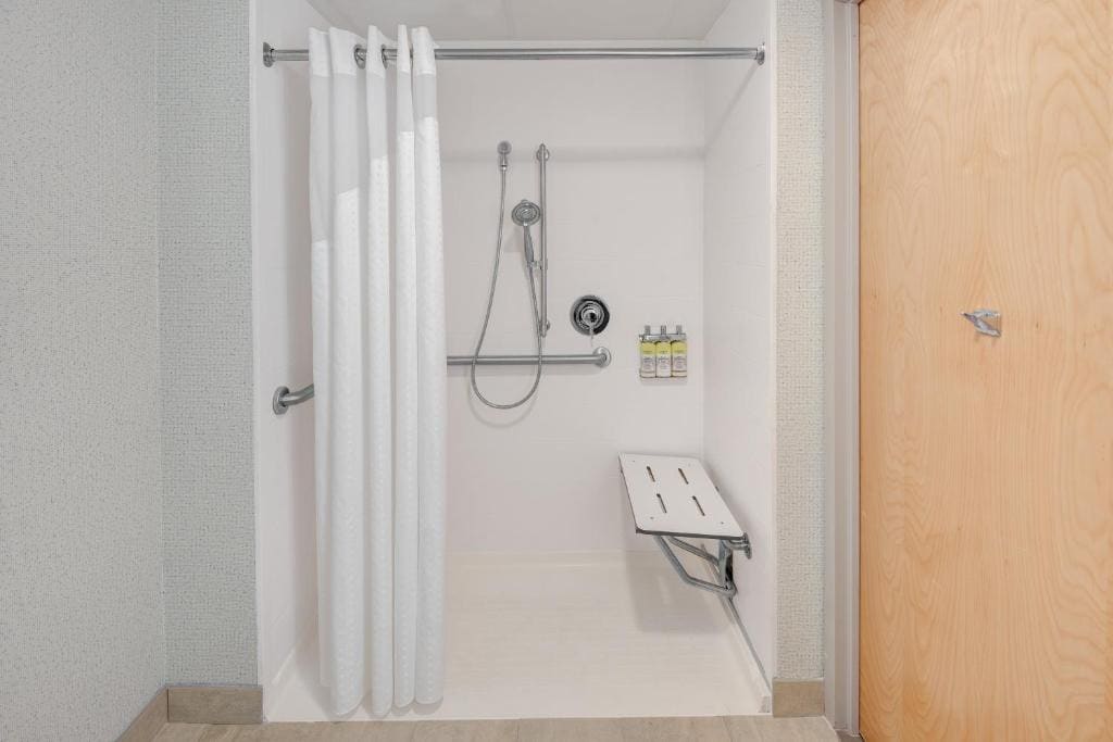 Double Room with Roll In Shower - Mobility Accessible/ Non- Smoking room - Image 1