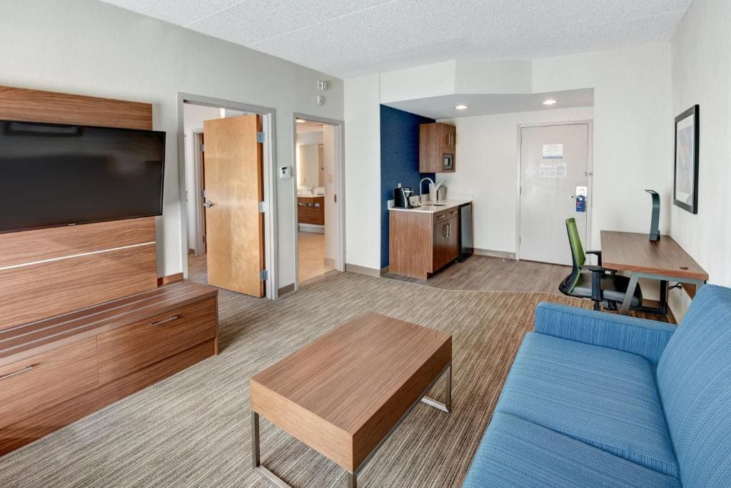 Suite with Mobility Accessible Roll in Shower/Non-Smoking room - Image 2