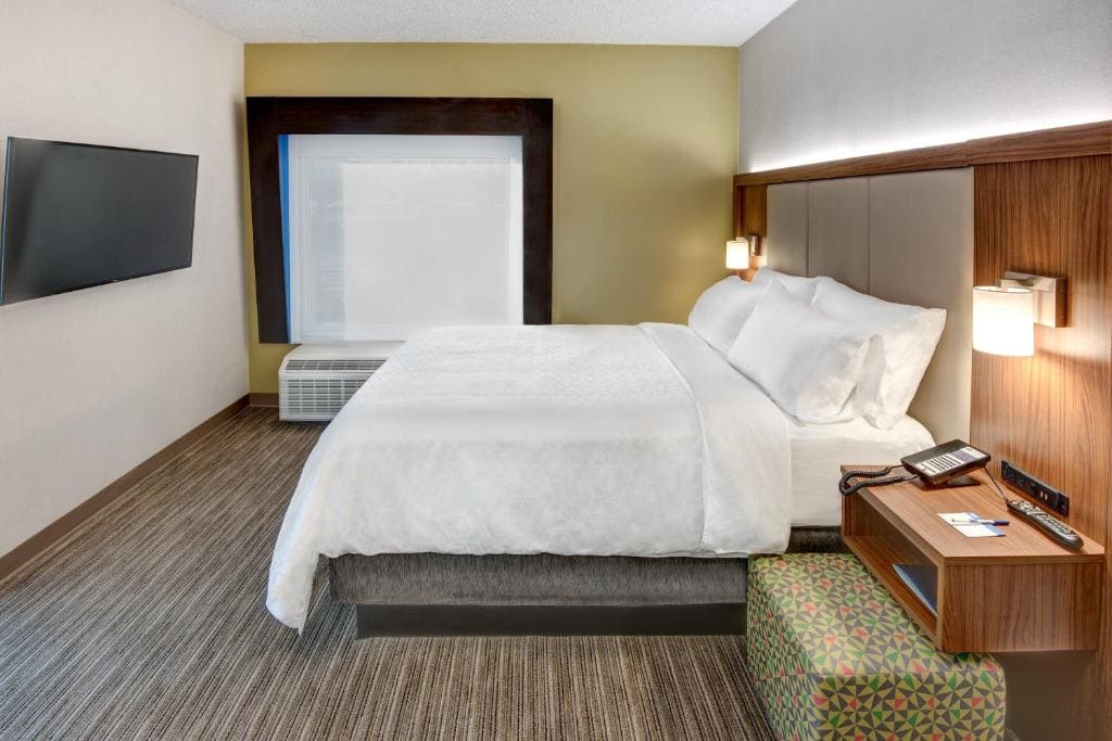 Suite with Mobility Accessible Roll in Shower/Non-Smoking room - Image 1