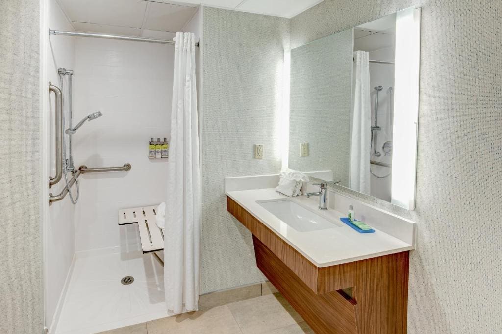 Suite with Mobility Accessible Roll in Shower/Non-Smoking room - Image 3