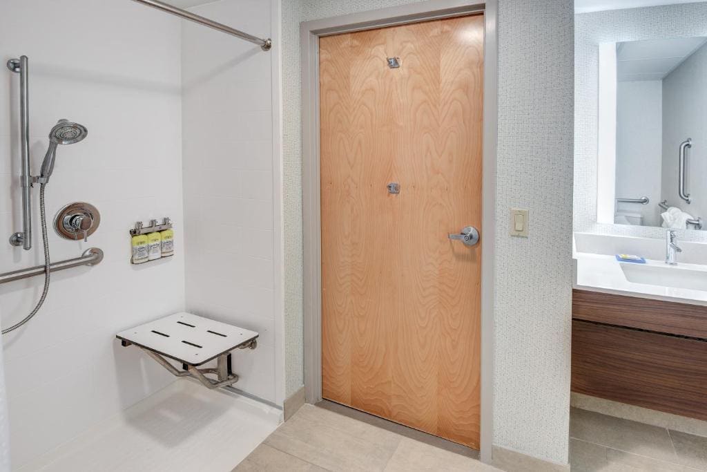 Double Room with Roll In Shower - Mobility Accessible/ Non- Smoking room - Image 2