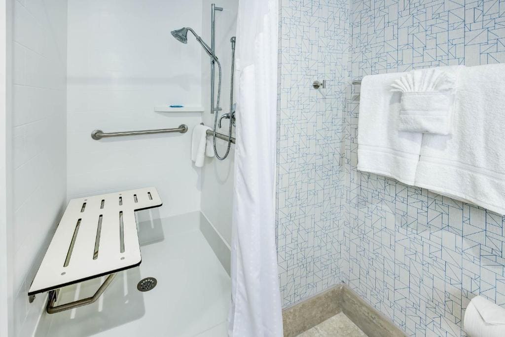 Suite - Mobility Access Roll in Shower/Non-Smoking room - Image 3