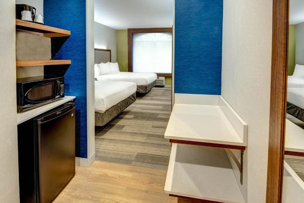 Standard Queen Room with Two Queen Beds and Mobility Accessible Tub room - Image 2