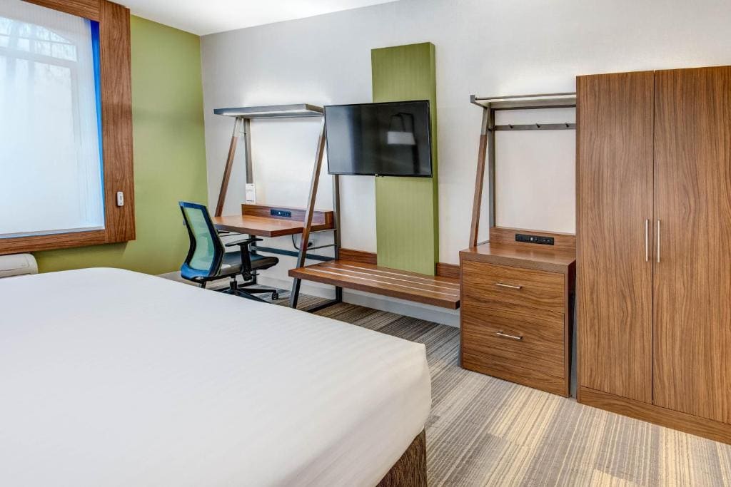King Room with Roll-In Shower - Disability Access room - Image 3