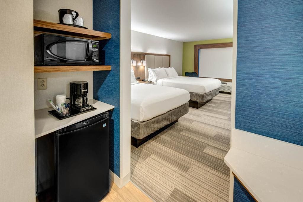 Standard Room with Two Queen Beds room - Image 3
