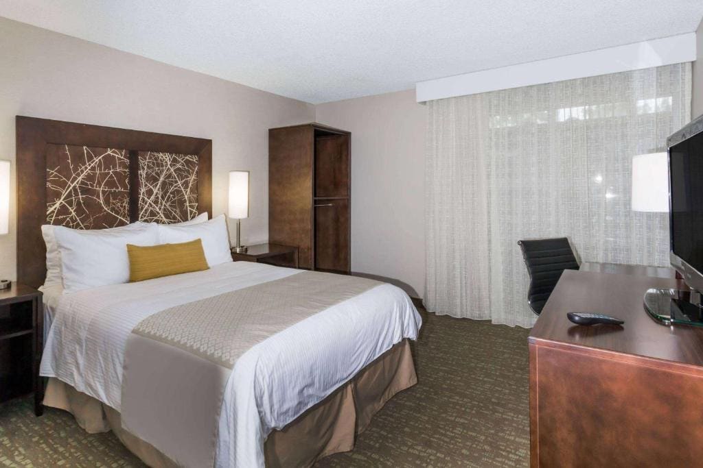 Queen Room with Bathtub Grab Bars - Mobility Access/Non-Smoking room - Image 1