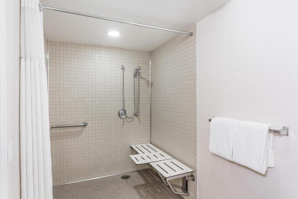 Queen Room with Roll-In Shower - Mobility Access/Non-Smoking room - Image 1