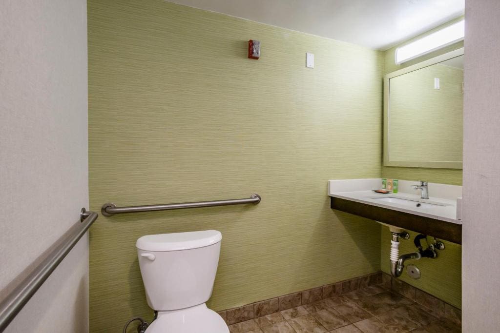 Queen Room with Bathtub Grab Bars - Mobility Access/Non-Smoking room - Image 2