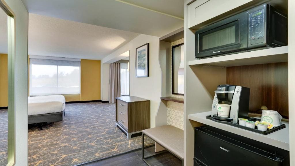 King Room with Tub and Balcony - Communications/Mobility Accessible room - Image 1