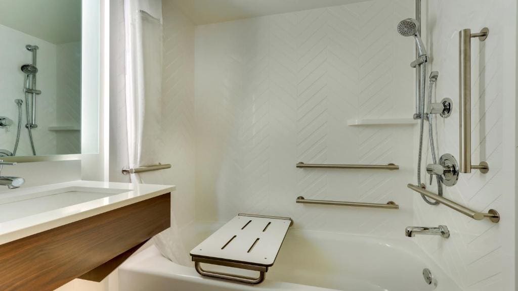 Standard Queen Room with Roll In Shower - Communications Accessible room - Image 1