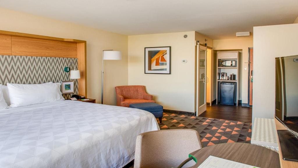 Premium King Room with Balcony and Pool View room - Image 1