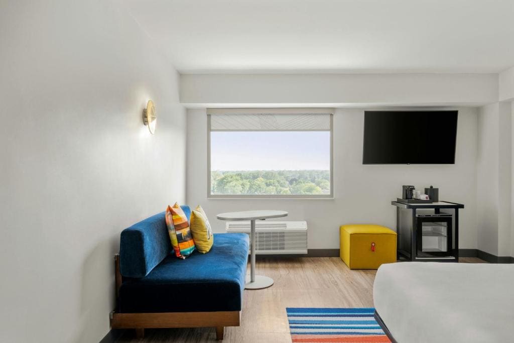 King Room with Roll-in Shower - Mobility and Hearing Accessible room - Image 1