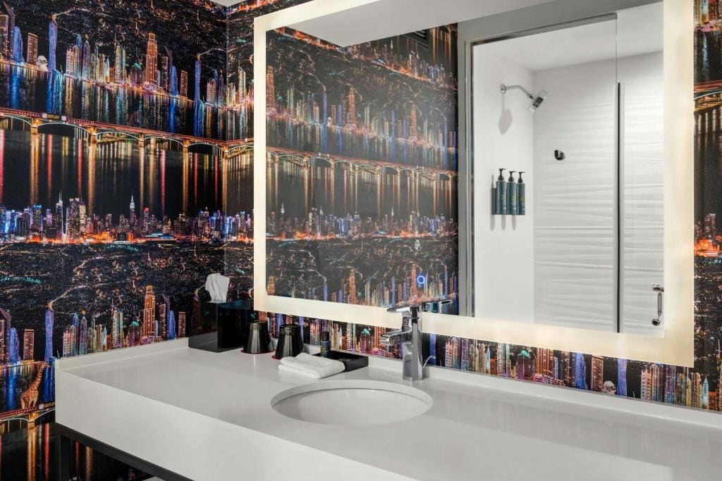 King Room with Roll-in Shower - Mobility and Hearing Accessible room - Image 2