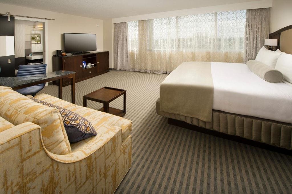 King Room with Transfer Shower and Roll-In Shower - Mobility Access/Hearing Accessible room - Image 2