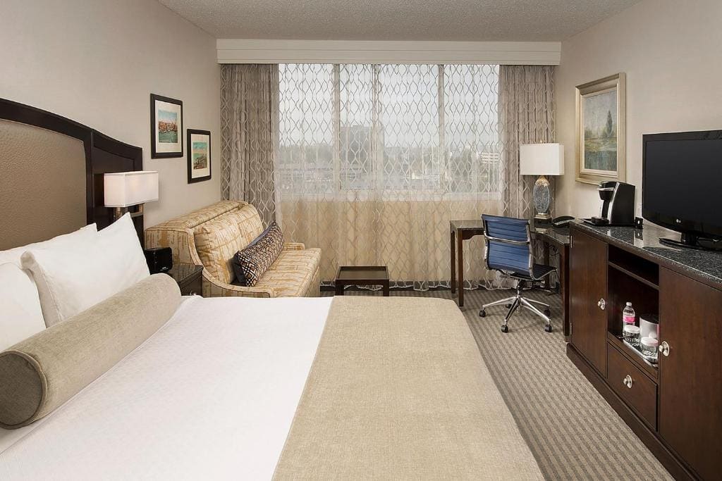 King Room with Transfer Shower and Roll-In Shower - Mobility Access/Hearing Accessible room - Image 1