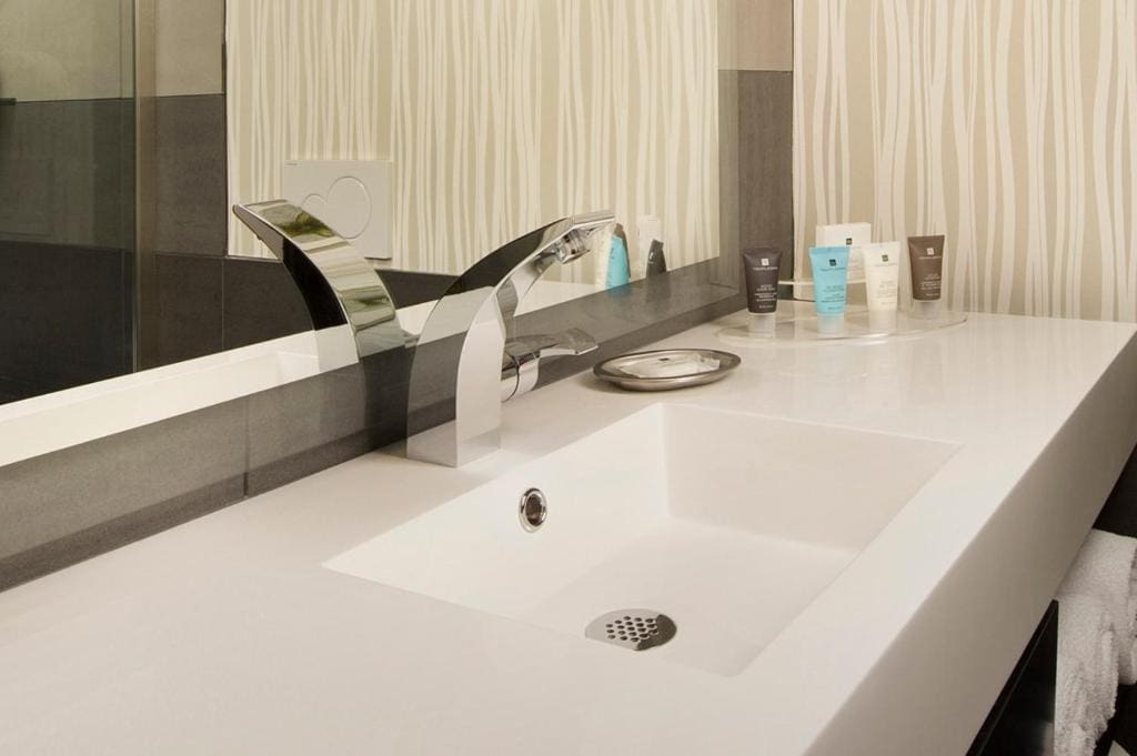 King Room with Transfer Shower, Roll-In Shower and Sofa Bed - Mobility Access room - Image 1