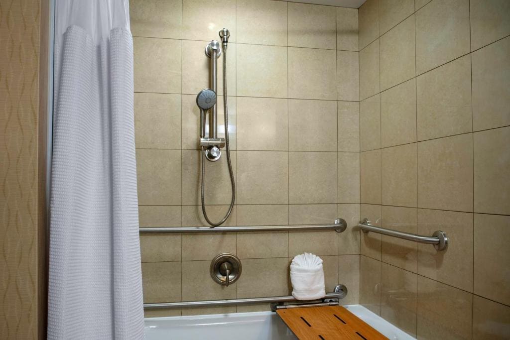 Queen Room with Two Queen Beds - Mobility Access Tub/Non-Smoking room - Image 2